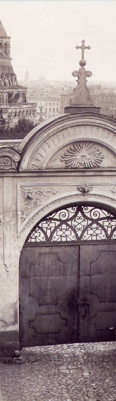 Вход в Вознесенский монастырь. В 1929 году Вознесенский собор вместе с другими монастырскими строениями был уничтожен