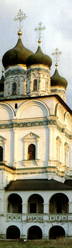 The Cathedral of the Dormition. The bell tower, whose walls were painted by Dionisy, adjoined the cathedral. It was destroyed in the 1920s