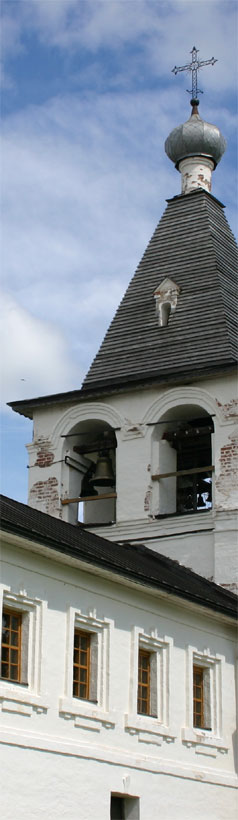 Колокольня Ферапонтова монастыря. Очень редкого типа колокольня с квадратным планом звона и четырехгранным шатром